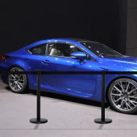 Outsunny Set 2 Colonnine Segnapercorso con Nastro Estendibile di 2 m, Paletti Delimitazione in Acciaio Inox e Nylon, Ø32x90 cm, Nero