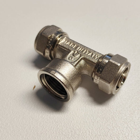 Raccordo 16 x 1/2'' x 16 a t femmina a stringere per tubo multistrato