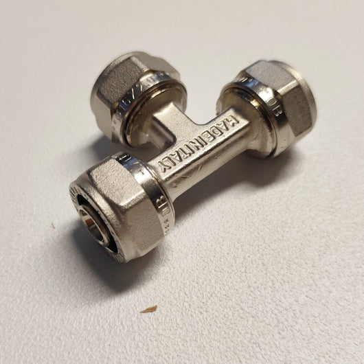 Raccordo 20x20x20 a t a lati uguali a stringere per tubo multistrato