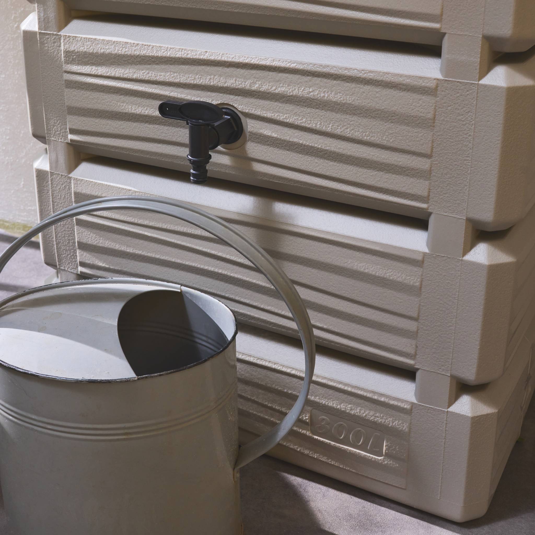 Recuperatore d'acqua a parete resistente ai raggi uv