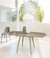 E-STYLO Tavolo allungabile con top tortora in vetro temperato e gambe in metallo tortora, 90cm X 120/180cm H. 76cm.