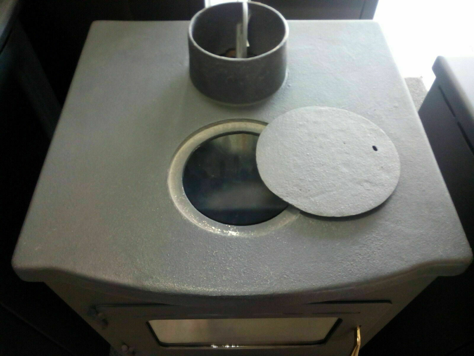 Stufa a legna con caldaia integrata. Top in ghisa. Potenza di riscaldamento 8 + 4Kw