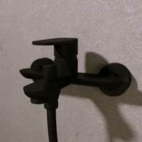 Saliscendi nero opaco con miscelatore esterno con doccino e flessibile 150cm | Baltea