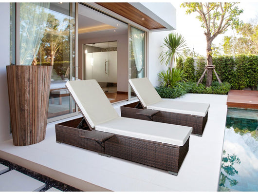 Set 2 lettini prendisole in resina intrecciata con cuscini "Alice" - Beige