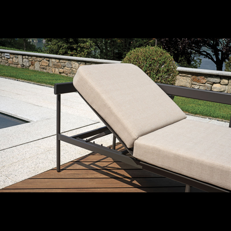 Salotto Angolare Torvaianica In Alluminio Antracite - Due Pillow Ruggine E Uno A Righe Moia