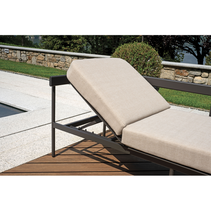 Salotto Angolare Torvaianica In Alluminio Antracite - Due Pillow Ruggine E Uno A Righe Moia