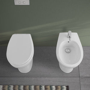 Sanitari bagno in set completo di lavabo con colonna e copriwater