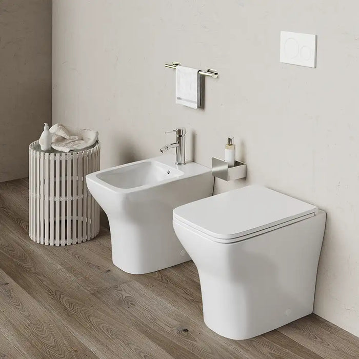 Coppia di sanitari filomuro rimless in ceramica bianca: vaso bidet e copriwc soft-close | Havana
