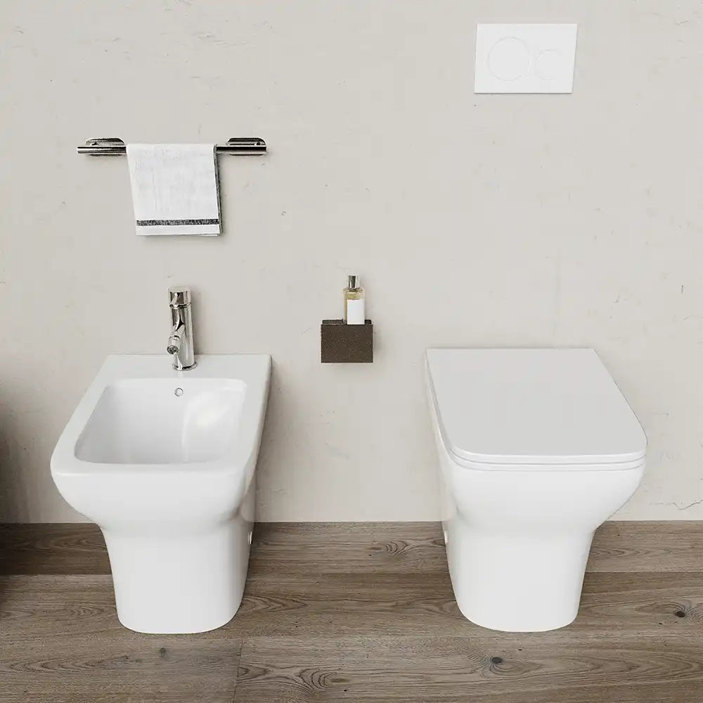 Coppia di sanitari filomuro rimless in ceramica bianca: vaso bidet e copriwc soft-close | Havana