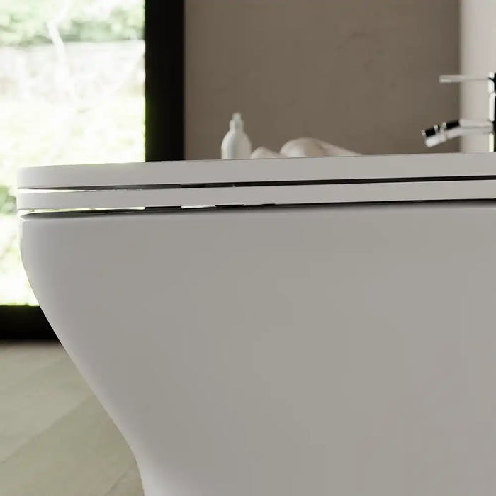 Coppia di sanitari filomuro rimless in ceramica bianca: vaso bidet e copriwc soft-close | Havana