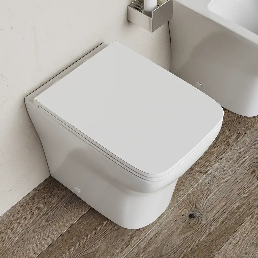 Coppia di sanitari filomuro rimless in ceramica bianca: vaso bidet e copriwc soft-close | Havana