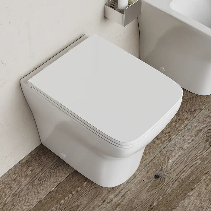 Coppia di sanitari filomuro rimless in ceramica bianca: vaso bidet e copriwc soft-close | Havana