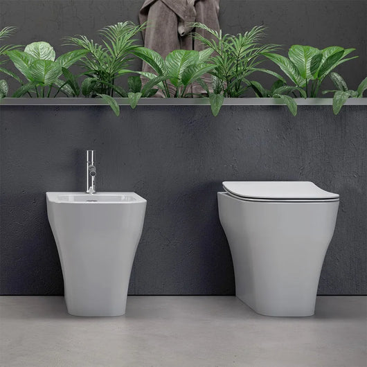 Sanitari filo muro traslati Olympia serie Synthesis con copriwater rallentato