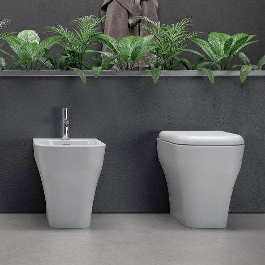 Sanitari filo parete traslati Olympia serie Synthesis con copri wc avvolgente