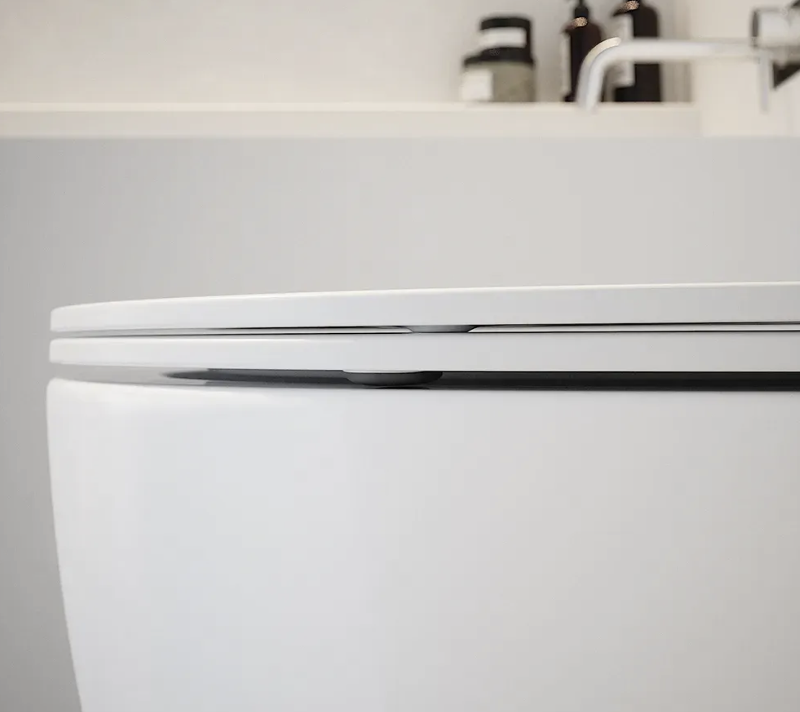 Sanitari filomuro in ceramica bianco lucido vaso tornado silent flush sedile soft-close e bidet SOFIA Regos