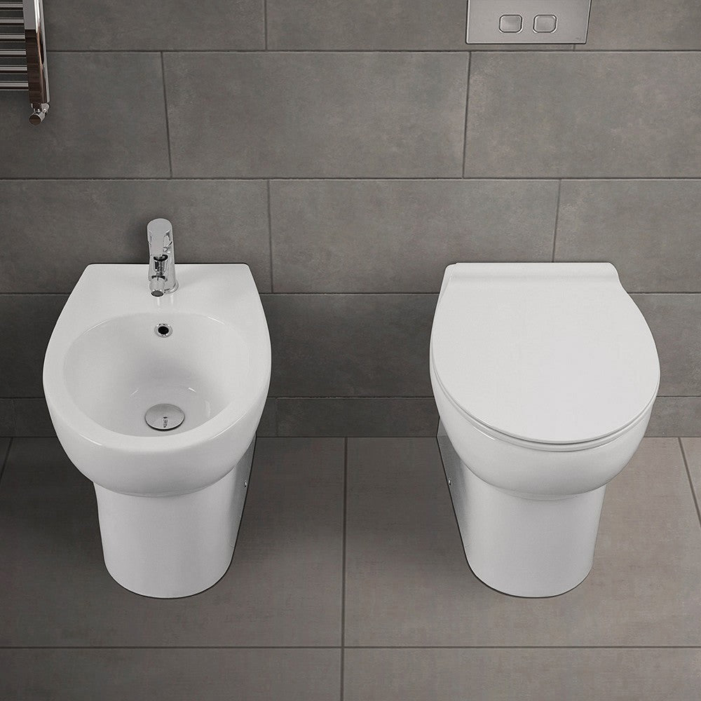 Sanitari filomuro salvaspazio in ceramica bianca con copri wc incluso
