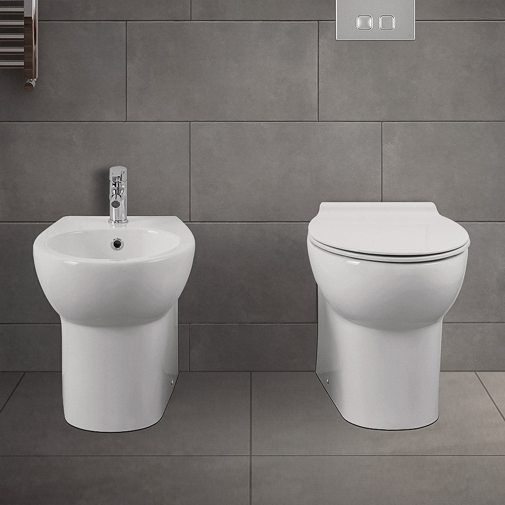 Sanitari filomuro salvaspazio in ceramica bianca con copri wc incluso
