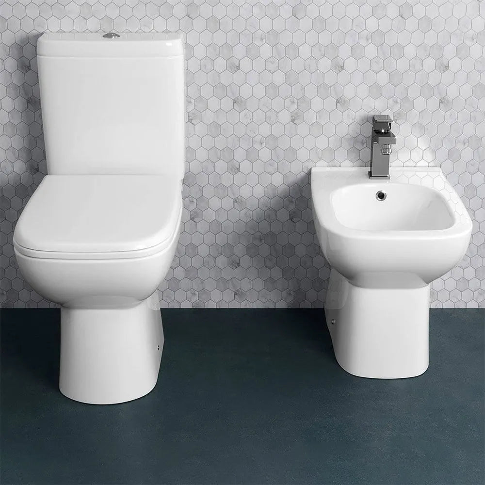 Sanitari monoblocco filomuro con scarico a terra  e copriwc Rak Origin