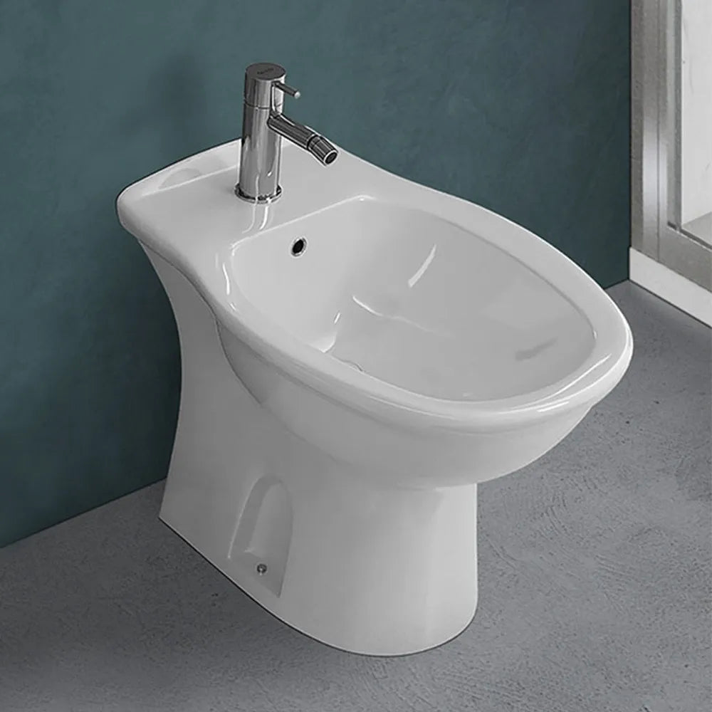 Sanitari monoblocco tradizionali con scarico a terra e copriwc Rak Karla