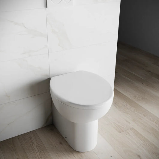 Vaso WC filomuro in ceramica bianco lucido con sedile soft-close | Doha