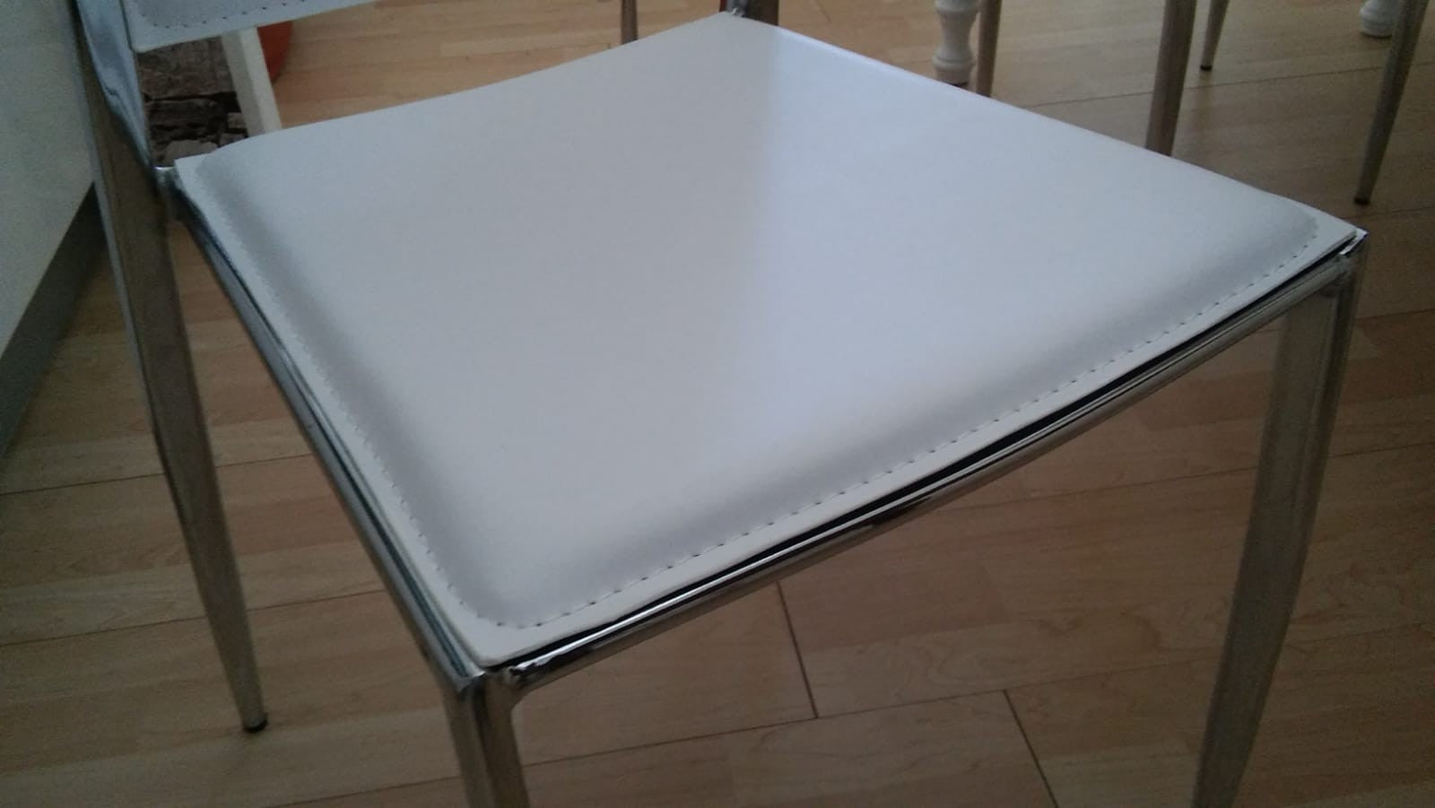 Sedia in metallo cromato rivestita ecopelle bianca