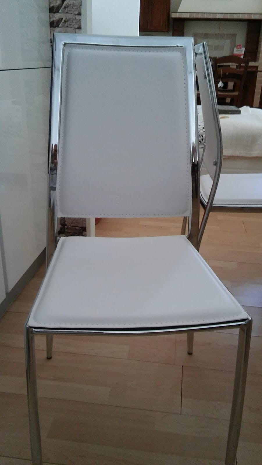 Sedia in metallo cromato rivestita ecopelle bianca