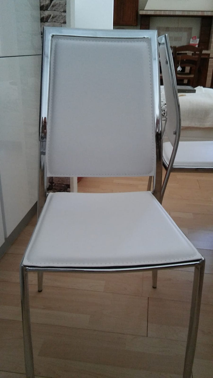 Sedia in metallo cromato rivestita ecopelle bianca