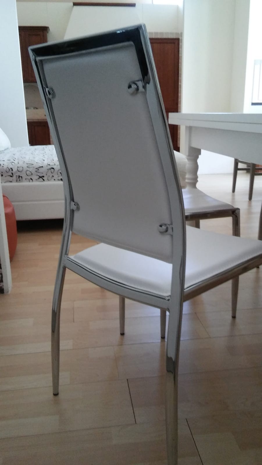 Sedia in metallo cromato rivestita ecopelle bianca