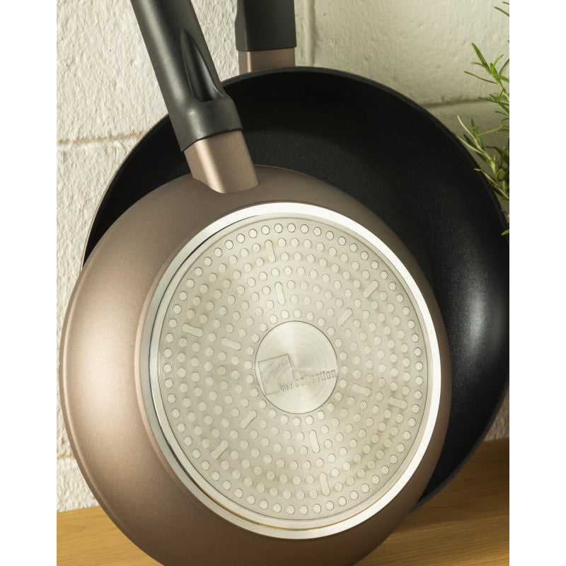 Set di 4 confezioni 2 Padelle 24/28 Brown Brush Alluminio Forgiato Manico Inserto Effetto Legno