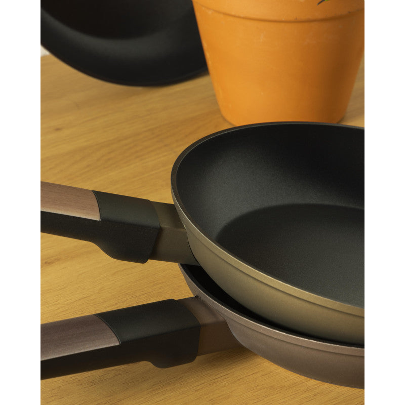 Set di 4 confezioni 2 Padelle 24/28 Brown Brush Alluminio Forgiato Manico Inserto Effetto Legno