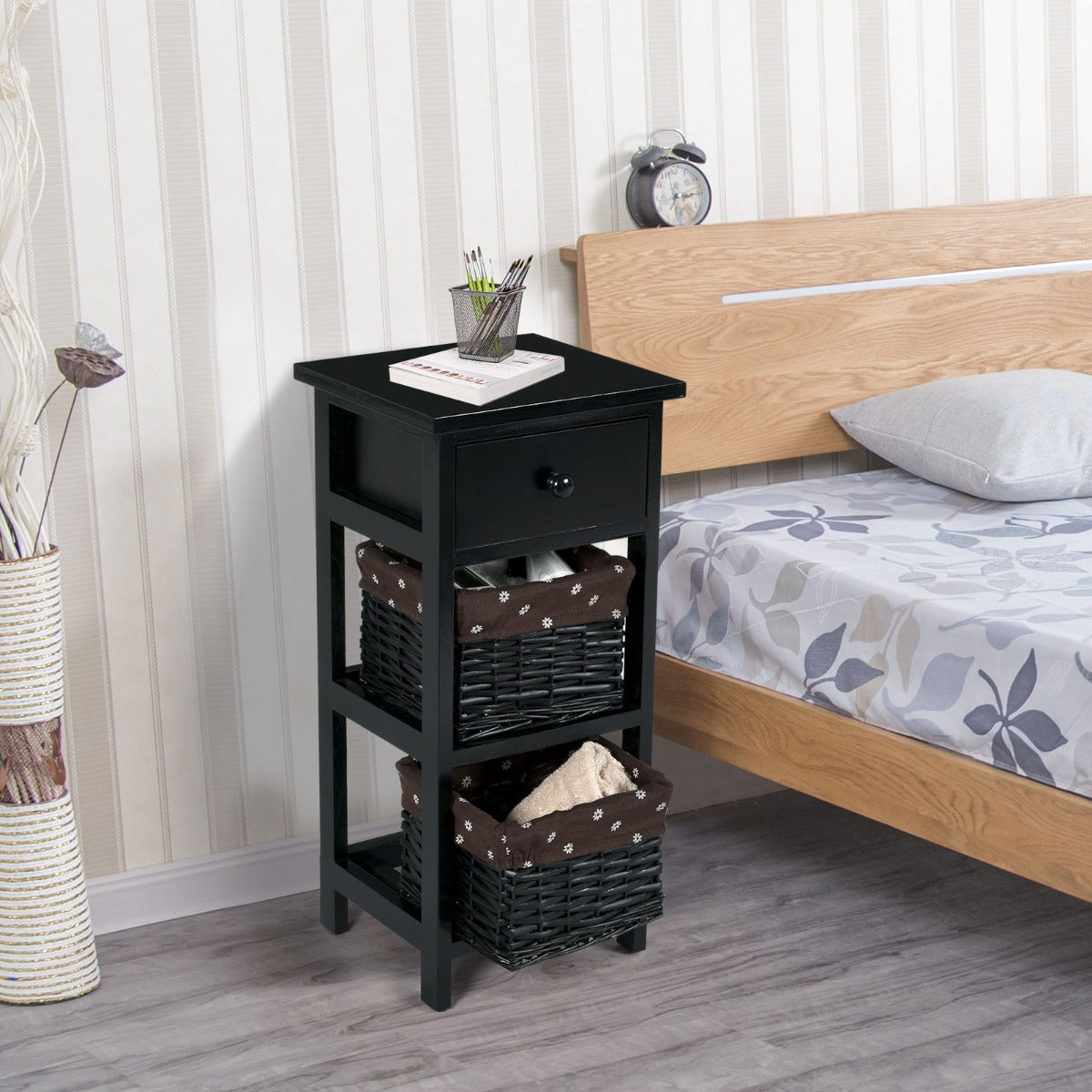 Set di 2 comodini di legno con 3 livelli, Tavolini moderni con 1 cassetto e 2 cesti Nero-Comodini