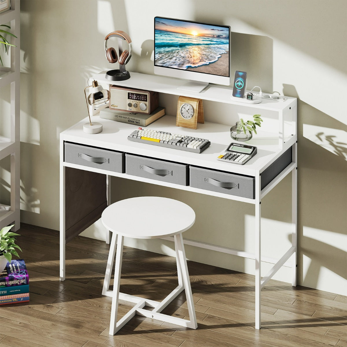 Set tavolo trucco e sgabello con supporto per monitor-Scrivania per computer con prese di corrente Bianco
