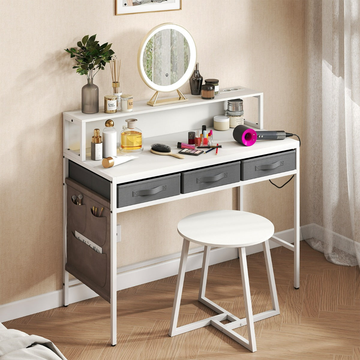 Set tavolo trucco e sgabello con supporto per monitor-Scrivania per computer con prese di corrente Bianco