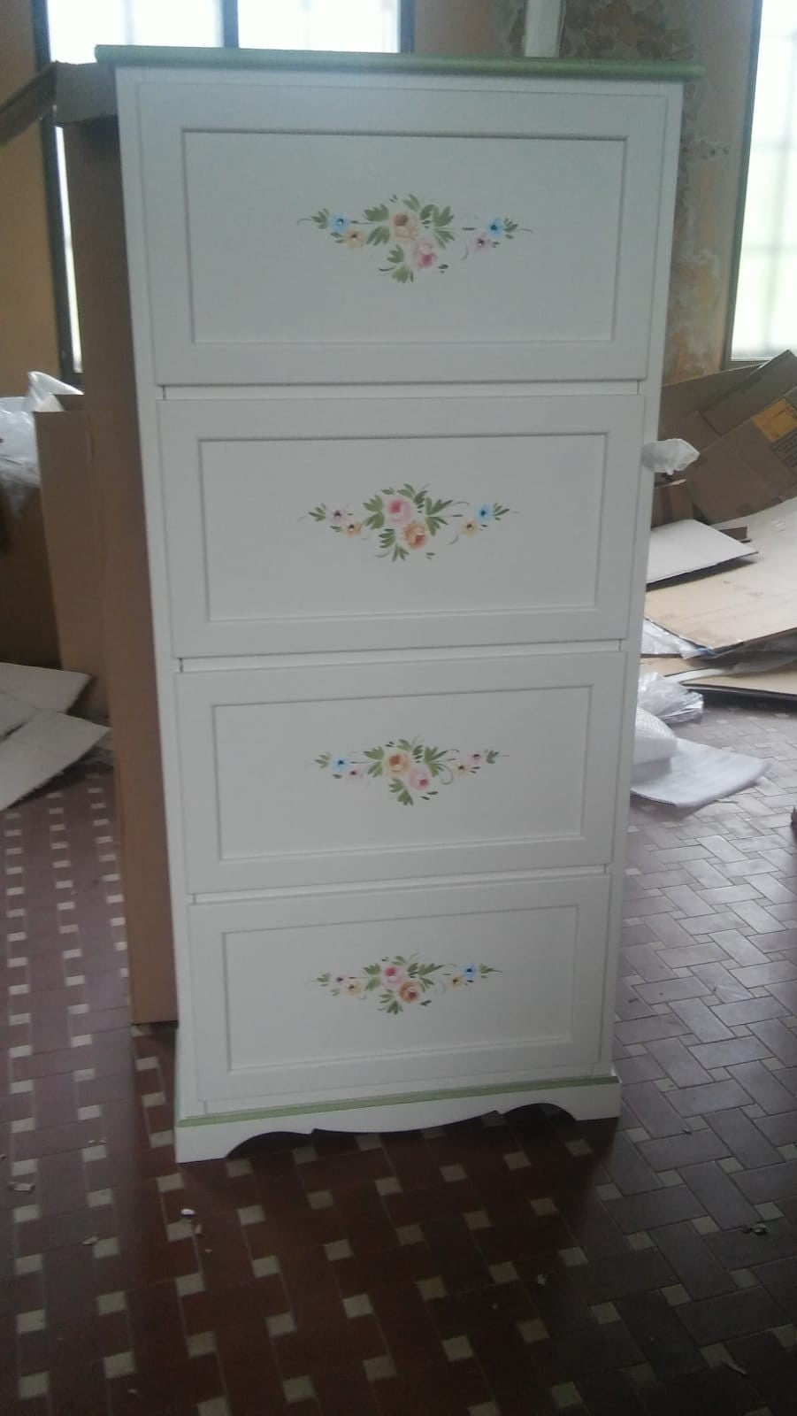 Scarpiera 4 ante  laccato bianco  con decorazioni e profili verdi misure l.79 p.30 h.170 (505) - Mobili 2G