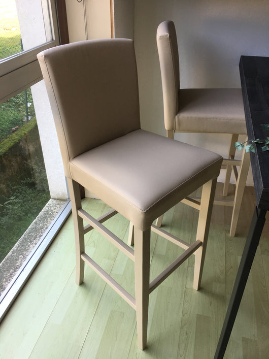 Set 2  sgabelli imbottiti in ecopelle beige e gambe in faggio laccato beige l.45 h.108/75 p.45