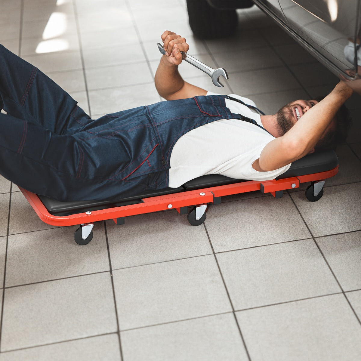 Sedia per meccanico 2 in 1 con sedile imbottito e 6 ruote, Sgabello da officina pieghevole a forma di Z Rosso-Utensili