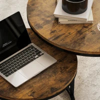 Set di 2 tavolini bassi componibili dal design industriale, piano effetto legno rustico e gambe in metallo, Marrone