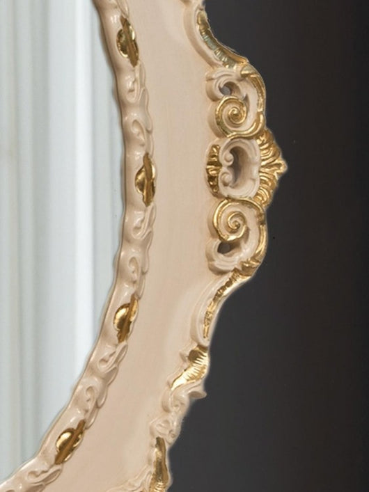 Mobili2g - specchiera sagomata laccata avorio con particolari foglia oro - misure: l.84 x h.104 x p.4