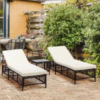 Set 2 Lettini Prendisole con Cuscini Imbottiti e Tavolino in Rattan PE, Marrone e Beige