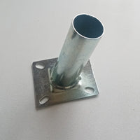 Staffa zincata per proiettore stradale con flangia di fissaggio