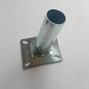 Staffa zincata per proiettore stradale con flangia di fissaggio