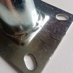 Staffa zincata per proiettore stradale con flangia di fissaggio