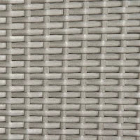 Set da salotto da giardino incastrabile con grande tavolo rettangolare 2 poltrone e 2 sgabelli cuscini bianchi rimovibili lavabili in resina tressée effetto rattan grigio