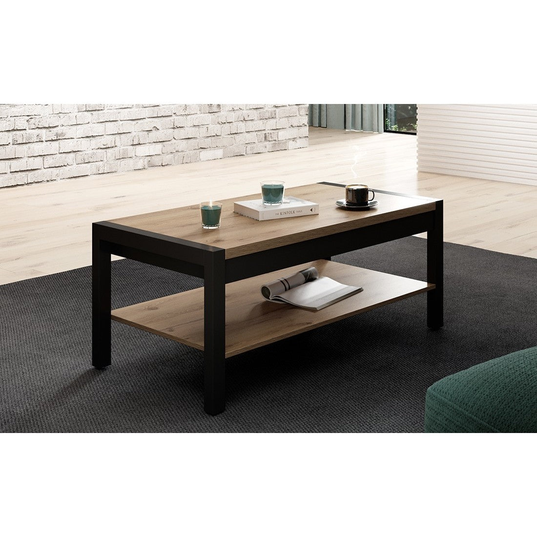 Tavolino basso colore quercia e nero collezione TIVORA con ripiano intermedio per il deposito.