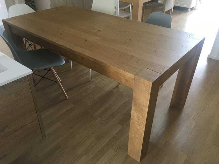 Tavolo allungabile in legno di rovere nodato misura l.180 p.90 h.77