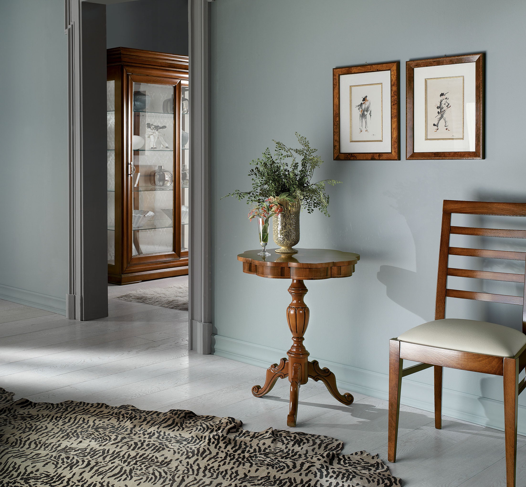 Tavolino rotondo sagomato in legno intarsiato misura   diametro 56 h.71