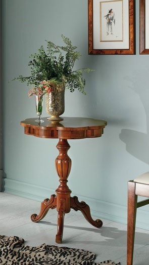 Tavolino rotondo sagomato in legno intarsiato misura   diametro 56 h.71