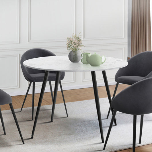 IDMarket - Tavolo da pranzo rotondo per 4 persone AMELIA con gambe in metallo nero effetto marmo bianco ALASKA 110 cm