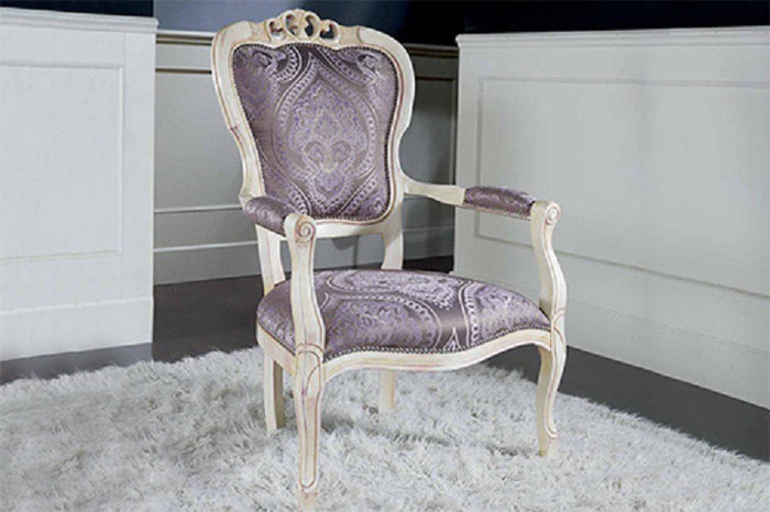 Poltrona shabby imbottita in legno massello intagliata con fregi