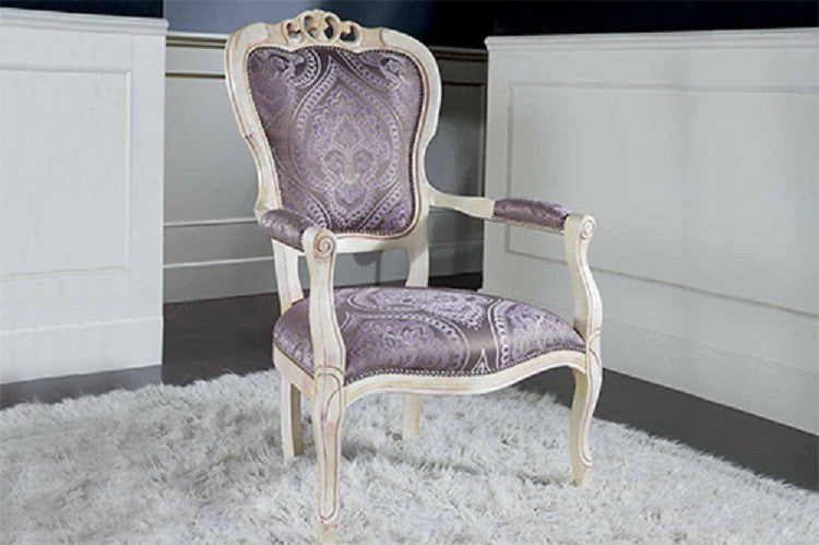 Poltrona shabby imbottita in legno massello intagliata con fregi